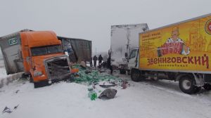 Трассу "Вятка" перекрыли столкнувшиеся фуры. Обновлено