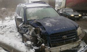 &laquo;Тойота&raquo; въехала в столб