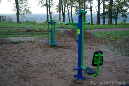 Устанавливают тренажеры