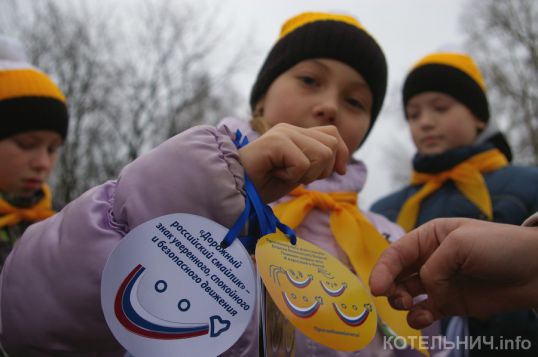 Дети дарили водителям улыбки