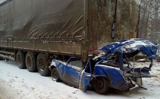 «Четверку» зажало между фурами