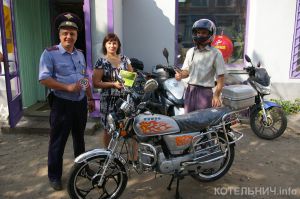 Сотрудники ГИБДД раздавали шоколадки