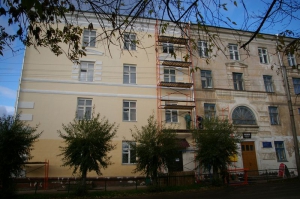 Идет ремонт фасада здания общежития кооперативного техникума