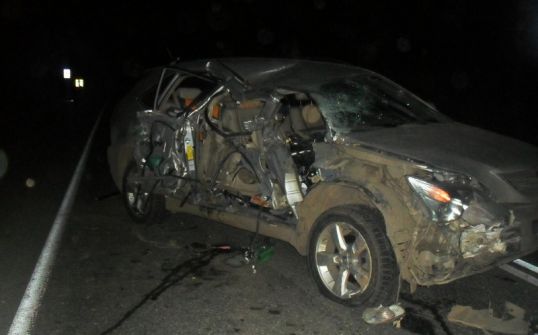 "Лексус" въехал в грузовик