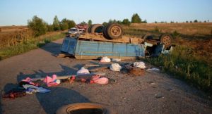 При столкновении с мопедом перевернулся грузовик