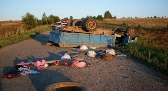 При столкновении с мопедом перевернулся грузовик