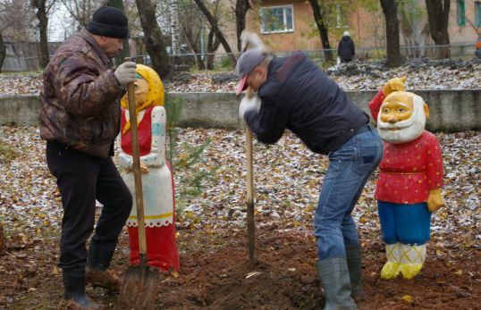 Установка деревянных скульптур