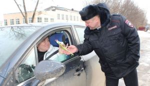 &laquo;Цветочный патруль&raquo; пожелал котельничским авто-леди безаварийной езды