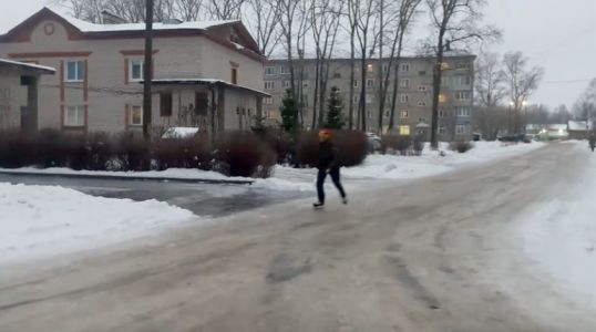 Котельничанин прокатился на коньках по улицам города. ВИДЕО