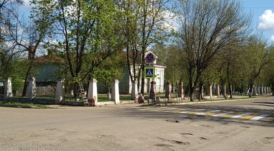 В центре города начался ремонт ограждения сквера