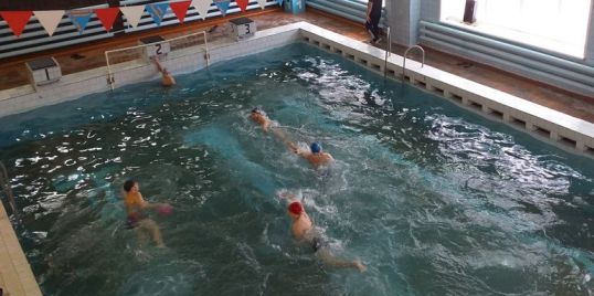 В бассейне "Дельфин" открыли плавательный сезон
