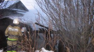 Семеро пожарных тушили гараж