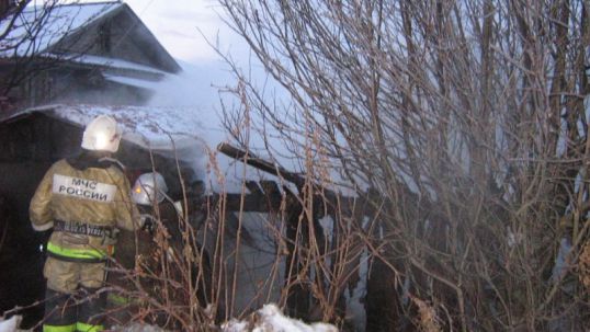 Семеро пожарных тушили гараж