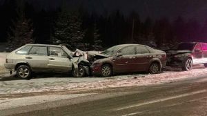 На федеральной трассе столкнулись три автомобиля