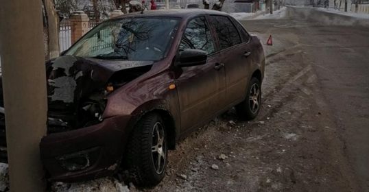 В Котельниче "Гранта" наехала на столб