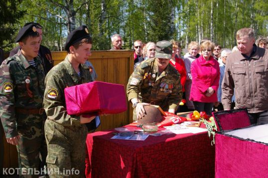 На могиле бойца установлен памятник