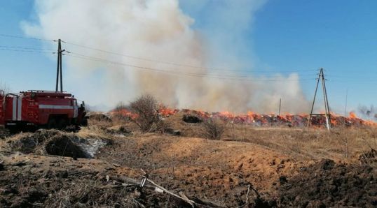 Под Котельничем горит свалка древесных отходов