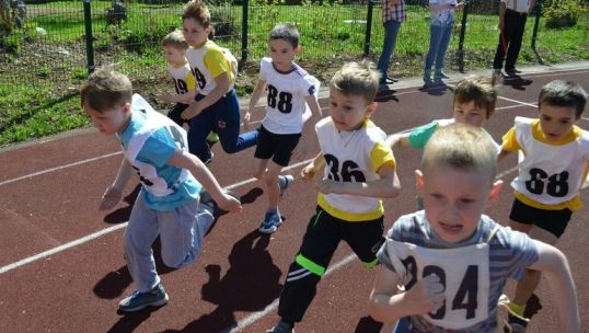 На стадионе прошли соревнования дошколят