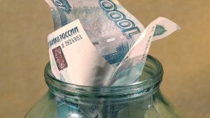 Котельничанка хранила деньги в стеклянной банке и стала жертвой мошенницы