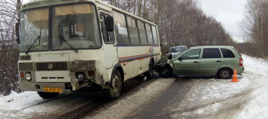 "Калина" столкнулась с автобусом