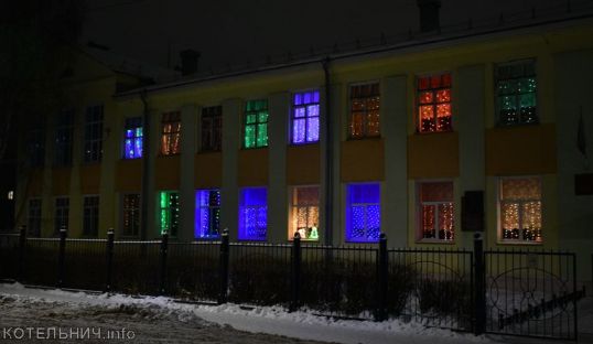 Школа №1 сияет огнями. ВИДЕО