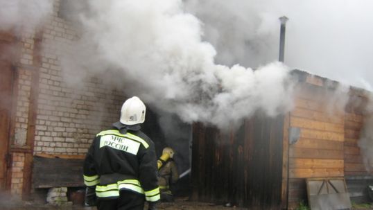 Восемь пожарных тушили бытовку