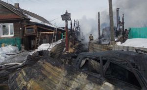 Сгорел гараж с двумя автомобилями