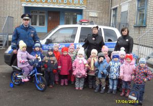 Инспектор и пешеходы из детского сада "Колокольчик"