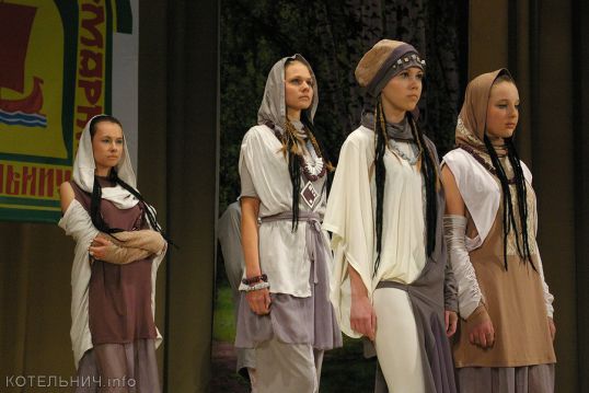 Модное дефиле на сцене ГДК