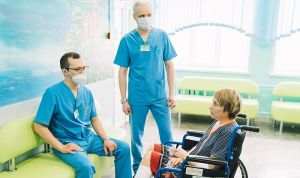 Врачи спасли жительницу Котельничского района, на которую напал бык