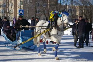 Проводили зиму конным парадом