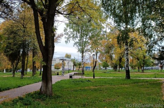 Осень ходит по городу