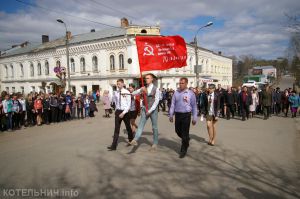 По Котельничу пронесли знамя Победы