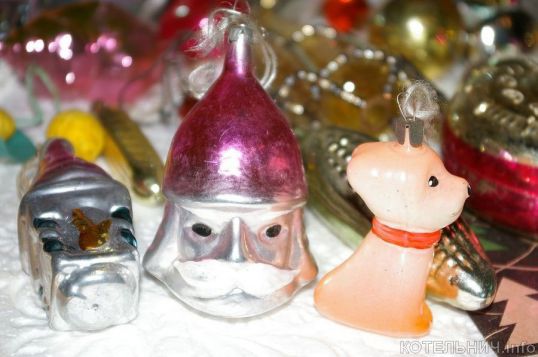 Новогодние игрушки, свечи и хлопушки...