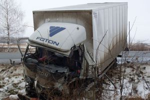 Два человека пострадали при столкновении трех авто