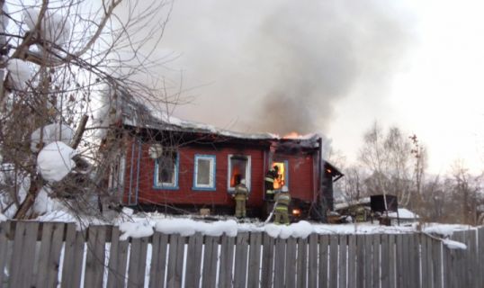 23 человека тушили пожар на Ленина