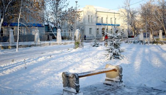 Зима осторожно подкралась и белой порошею&hellip;