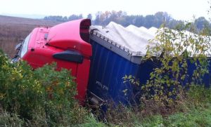 Пьяный водитель &laquo;фуры&raquo; съехал в кювет