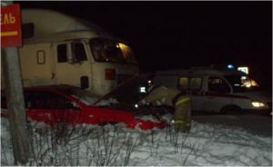 "Фура" въехала в легковушку