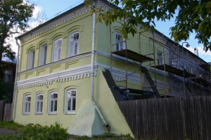 Продолжается ремонт фасадов зданий в центре города