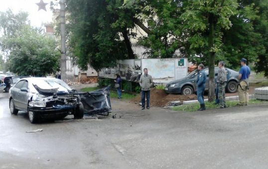 Столкнулись две иномарки