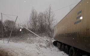 Фура в кювете