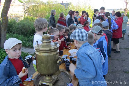 За чаем не скучаем - по шесть чашек выпиваем