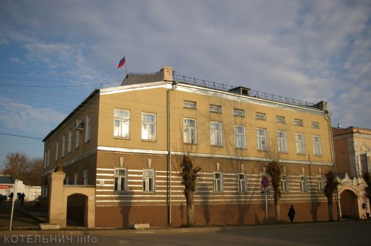 Мы делили апельсин. Много нас, а он один