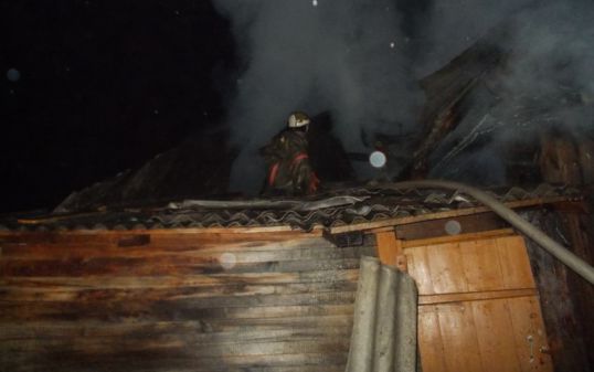 Девять пожарных тушили пожар в Карпушино