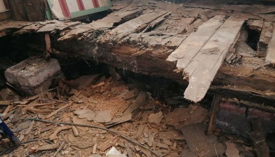 Администрация Котельнича предлагает пенсионерке ремонтировать провалившийся пол в муниципальной квартире