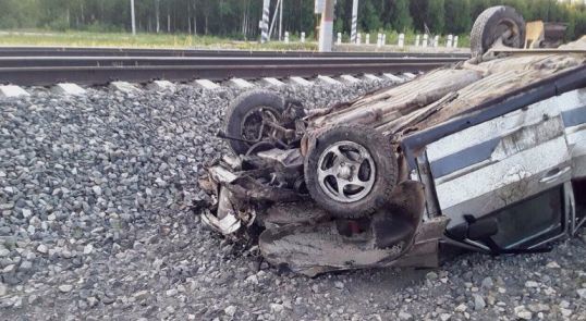 В Ежихе "ВАЗ" столкнулся с пассажирским поездом