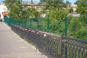 Ограждение вокруг динопарка